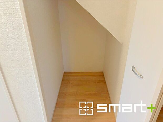 〜収納豊富な洋室〜 ・各居室に備え付けの収納をご用意。タンスなどを置く場合と比べ出っ張らないので部屋の中を有効のご活用いただけます。 ・収納の広さなどぜひ現地でご確認くださいませ。 