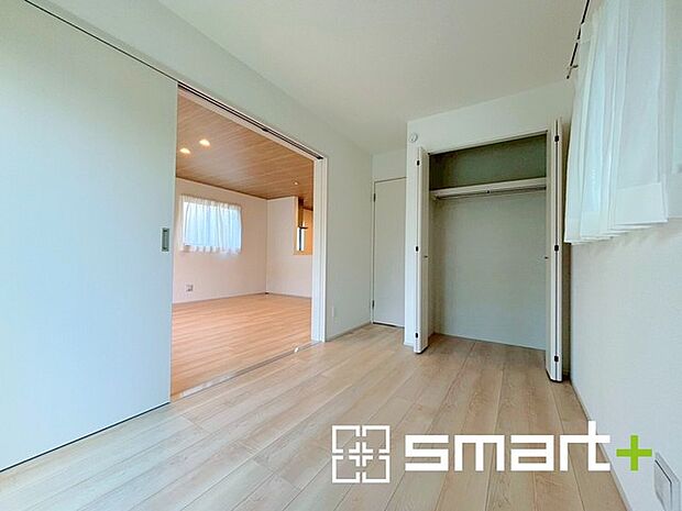 〜リビング横の洋室〜 ・お子様のプレイルームやお昼寝、趣味のお部屋など、用途様々な1階洋室。 ・寝室はもちろん、玄関から直接出入り可能なのでゲストルームにも利用できますね。