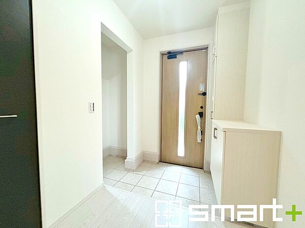 〜シューズインクロークのある玄関〜 ・玄関横にシューズインクロークをご用意。 ・追加の靴置きとしてはもちろん、スキー・ゴルフなど趣味の用具の置場としてもご利用いただけます。