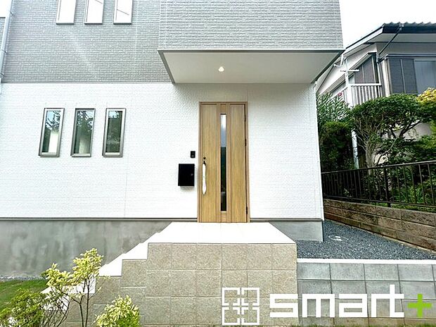 〜お住まいの顔「玄関」〜 ・玄関ドアの上にはもちろん軒がございますので、雨の日でも濡れずに鍵の開閉が可能です。 ・鍵は防犯性に優れたディンプルキーを採用。