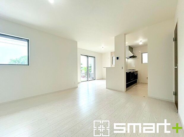 〜穏やかな陽の入るＬＤＫ〜 ・大きな窓のあるＬＤＫは陽当りも良好で明るい空間となっております。 ・ご家族団らんなど過ごす時間の多いＬＤＫが明るいのは嬉しいポイントですね。 