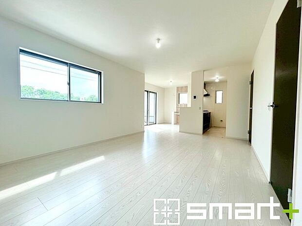 〜穏やかな陽の入るLDK〜 ・穏やかな陽だまりに包まれる居心地の良いLDKは、ご家族が自然と集まる憩いのスペースに。 ・料理と洗濯、片付けなど並行して家事を進める時に便利な回遊動線。