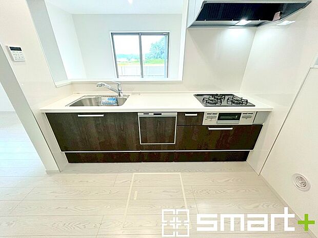 〜食器洗浄機を標準装備〜 ・キッチンにはビルトインタイプの食器洗浄機を標準装備。 ・家事にかける時間を削減でき、「自分時間」を増やすことができる嬉しいアイテムです。 