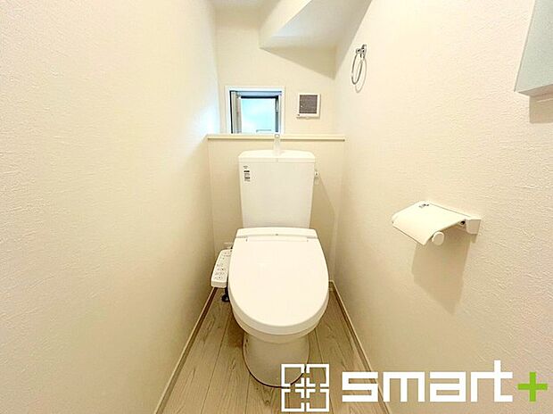 〜窓付きの明るいトイレ〜 ・清潔感あるシャワートイレ。窓があるので換気もしやすく快適ですね。 ・背面にある棚はトイレットペーパーなどの置き場や飾り棚としても利用できますね。