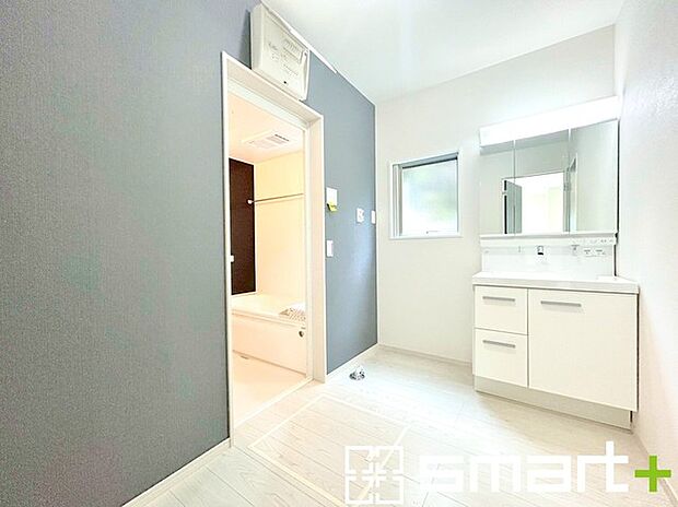 〜明るい洗面スペース〜 ・窓から明るい陽が入るので、気持ちよく朝の支度ができますね。 ・使い勝手の良い三面鏡タイプのシャワー付き洗面化粧台。鏡の裏に収納があるので洗面台周りもスッキリ。 