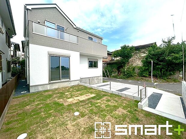 〜広々したお庭のある邸宅〜 ・余裕の敷地には広いお庭もご用意。 ・ガーデニングや安らぎの空間として、倉庫を置いたりと様々な活用が可能です。 ・人工芝の敷設などもお気軽にご相談くださいませ。 