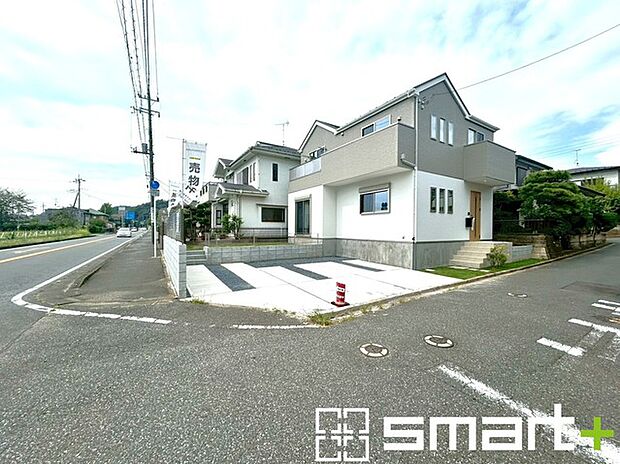 〜開放感ある角地のお住まい〜 ・2方向が空く事で開放感のある角地に位置しております。 ・窮屈な感じが無く、ゆったりと暮らせるこの魅力をぜひ現地でご体感くださいませ。