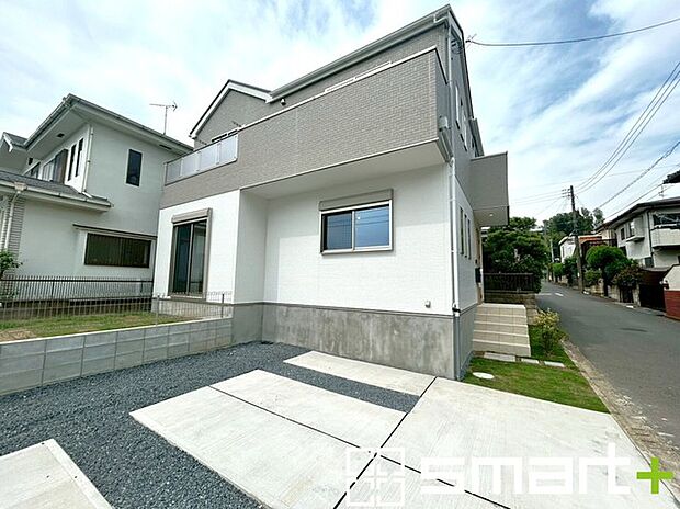 〜ゆとりあるカースペース3台〜 ・セカンドカーや来客時にも困らないカースペース3台。自転車やバイクのおける余裕の広さです。 ・カーポートなどのオプションもお気軽にご相談くださいませ。 