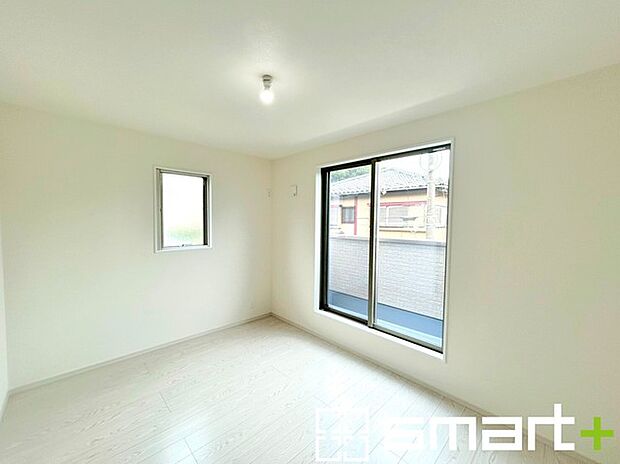 〜2面採光の明るいお部屋〜 ・洋室は2面採光とする事で穏やかな陽の入る明るい空間となっております。 ・くつろぎのプライベート時間を明るい空間で穏やかにお過ごしいただけます。