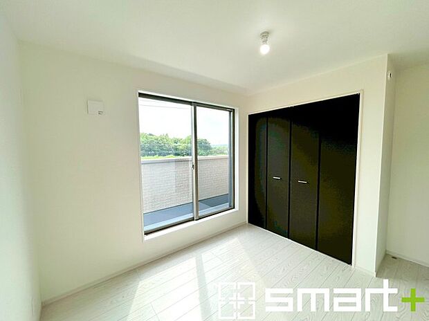 〜明るく暖かな光が差し込む洋室〜 ・大きな窓からたっぷりの光が舞い込み、お部屋全体を優しく包み込んでくれます。 ・大容量の収納スペースで整理整頓しやすく、生活空間が広がりますね。 