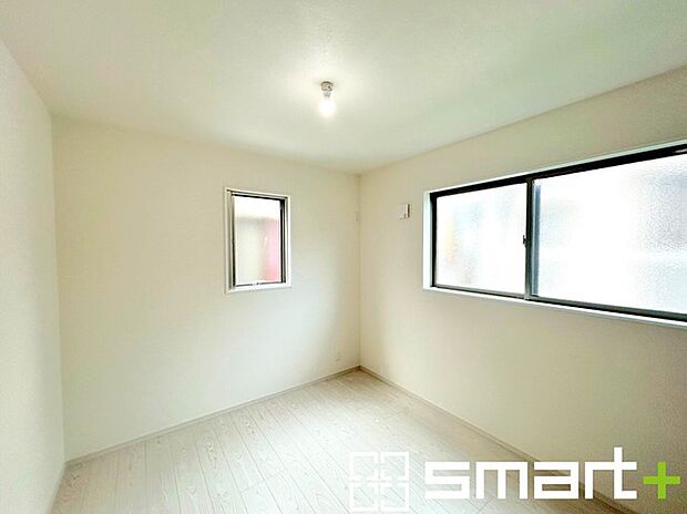 〜収納豊富な洋室〜 ・各居室に備え付けの収納をご用意。タンスなどを置く場合と比べ出っ張らないので部屋の中を有効のご活用いただけます。 ・収納の広さなどぜひ現地でご確認くださいませ。 