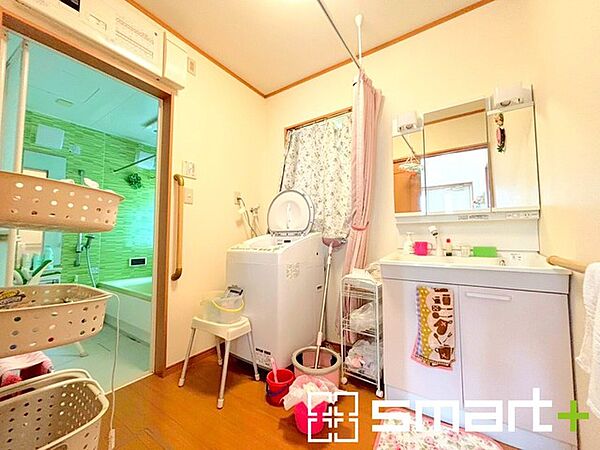 ～人気の三面鏡を採用～ ・洗面台は三面鏡仕様なので鏡の角度を変える事で頭の後ろの方までご確認可能です。 ・鏡の裏が収納になっておりますので、洗面台周りもスッキリと片付きます。