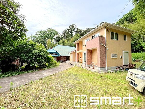 ～広々したお庭のある邸宅～ ・余裕の敷地には広いお庭もご用意。 ・ガーデニングや安らぎの空間として、倉庫を置いたりと様々な活用が可能です。 ・人工芝の敷設などもお気軽にご相談くださいませ。