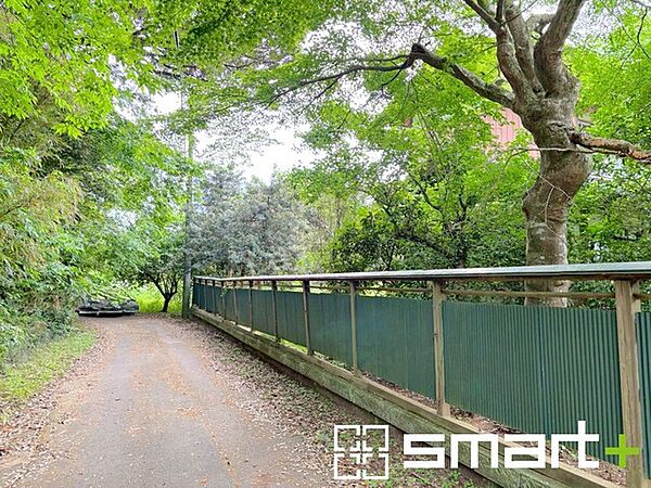 ～十分な広さのある前面道路～ ・前面道路は約4.7ｍございますので、お車でのすれ違いも可能で余計なストレスがかかりません。 ・日々お車での移動が多い方には大切なポイントですね。
