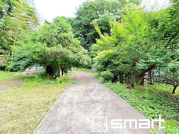 ～広々したお庭のある邸宅～ ・余裕の敷地には広いお庭もご用意。 ・ガーデニングや安らぎの空間として、倉庫を置いたりと様々な活用が可能です。 ・人工芝の敷設などもお気軽にご相談くださいませ。