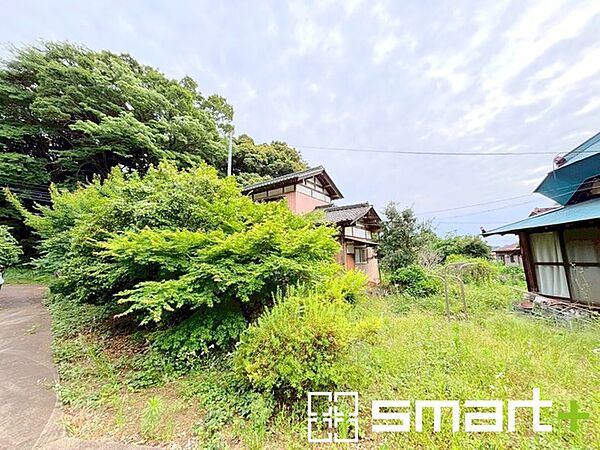 ～お庭もある余裕の敷地～ ・広々した敷地にはお庭もご用意。お庭があるだけで余裕を感じますね。 ・防草シートや人工芝の敷設などのオプションもお気軽にご相談くださいませ。