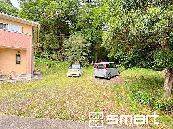 ～駐車場は5台分以上ご～ ・駐車場は5台分以上ございますので、車通勤の方や複数台お持ちの方にもお勧めのお住まいです。 ・ご来客の際も安心の余裕の敷地です。