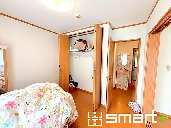 ～収納豊富な洋室～ ・タンスなどを置く場合と比べ出っ張らないので部屋の中を有効のご活用いただけます。 ・収納の広さなどぜひ現地でご確認くださいませ。