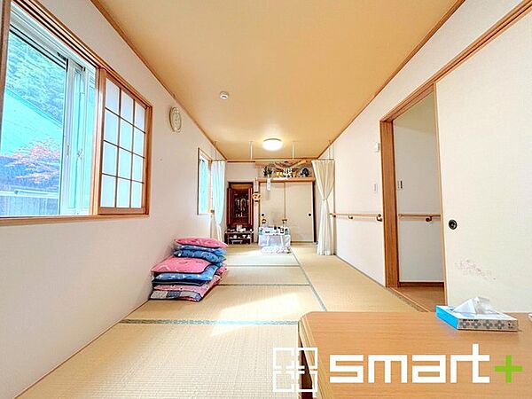 ～「和みの部屋」和室をご用意～ ・ゴロンと寝転がったり、お子様のいるご家庭ではお子様を寝かしつけたり、などご活用いただける和室をご用意。 ・やはり畳の香りは心が落ち着きますね。