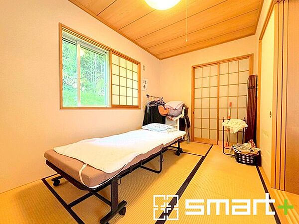 ～2面採光の明るいお部屋～ ・和室は2面採光とする事で穏やかな陽の入る明るい空間となっております。 ・くつろぎのプライベート時間を明るい空間で穏やかにお過ごしいただけます。