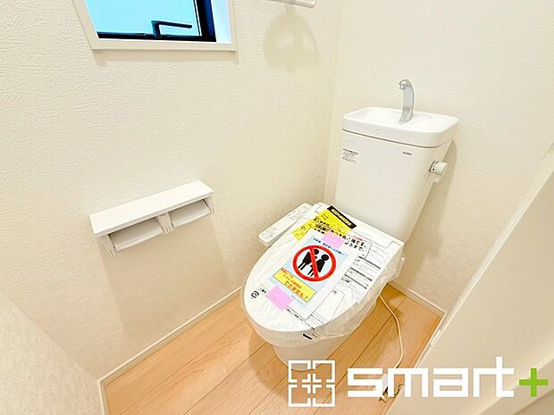 〜窓付きの明るいトイレ〜 ・外からの日差しを取り込むので、昼間は窓からの光で十分ですね。 ・使用後や掃除の際に窓を開ければ、外からの新鮮な空気を取り込み素早く換気ができます。 