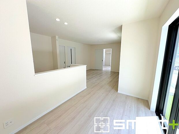 〜家族団らん明るい食卓〜 ・窓からたっぷりの陽光が差し込む明るいダイニング。ご家族みんなで食卓を囲む素敵なひと時を。 ・出来立てのお料理を運ぶのにも、食器の後片付けもラクラクなカウンターキッチン。 