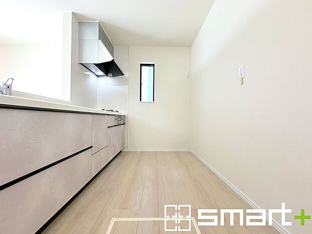 〜使い勝手の良いシステムキッチン〜 ・料理がしやすい設計のキッチンでお料理もはかどりますね。 ・もちろんキッチン下部は収納になっておりますので、フライパンなども収納可能です。 