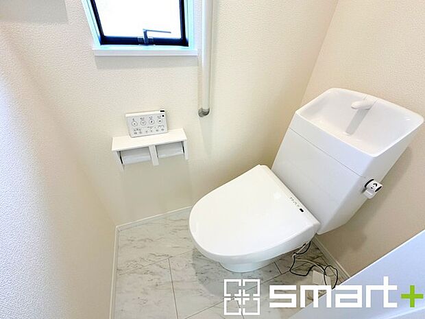 〜窓付きの明るいトイレ〜 ・外からの日差しを取り込むので、昼間は窓からの光で十分ですね。 ・使用後や掃除の際に窓を開ければ、外からの新鮮な空気を取り込み素早く換気ができます。