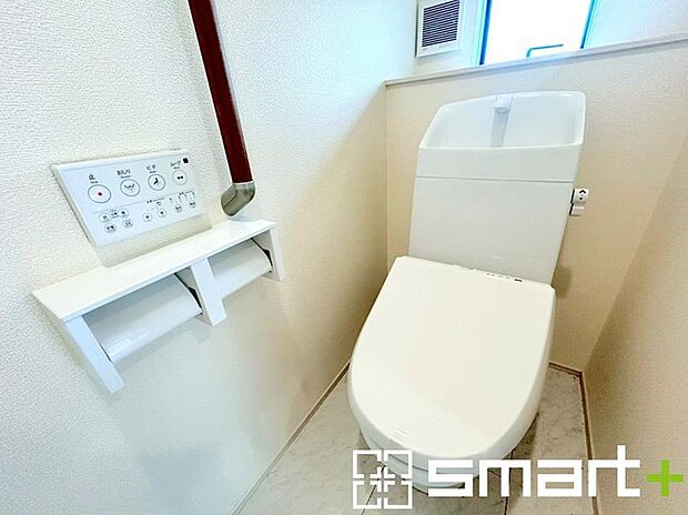 〜窓付きの明るいトイレ〜 ・清潔感あるシャワートイレ。窓があるので換気もしやすく快適ですね。 ・背面にある棚はトイレットペーパーなどの置き場や飾り棚としても利用できますね。 