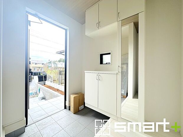 〜お出かけ前の身だしなみも〜 ・シューズボックスに姿見をご用意。 ・朝の忙しい時間もお出かけ前にパっと服装をご確認いただけます。 