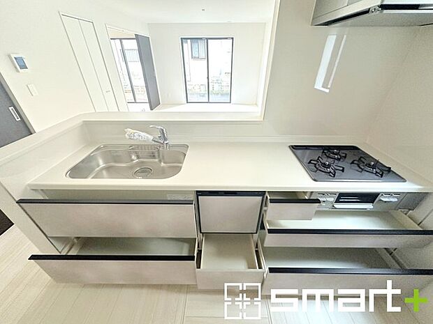 〜人気のカウンターキッチン〜 ・キッチンには余計な柱が無いので、リビングが見渡せ開放感のある造りとなっております。 ・蛇口には浄水器が内蔵されるなど機能面でも優れたキッチンです。 