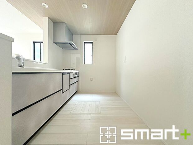 〜使い勝手の良いシステムキッチン〜 ・料理がしやすい設計のキッチンでお料理もはかどりますね。 ・もちろんキッチン下部は収納になっておりますので、フライパンなども収納可能です。 