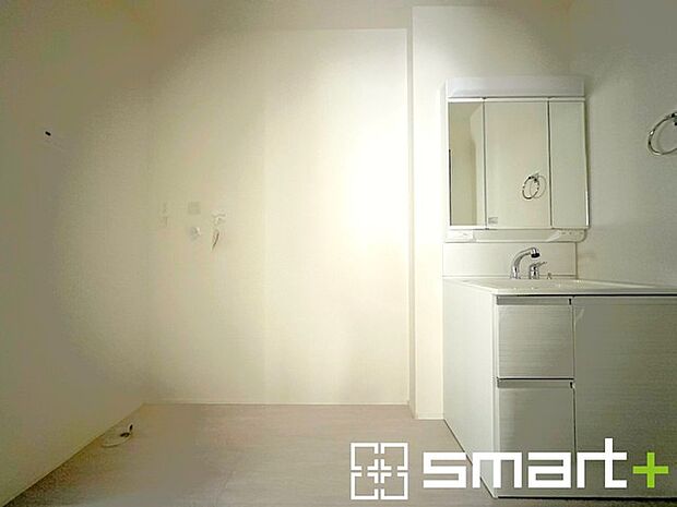 〜シャワー付き洗面台を採用〜 ・洗面台の蛇口がホースで伸びシャワーとしてご利用可能。 ・朝の寝ぐせ直しなどにシャワーを使いたい時、洗面台の掃除をする際にも便利にお使いいただけますよ。 