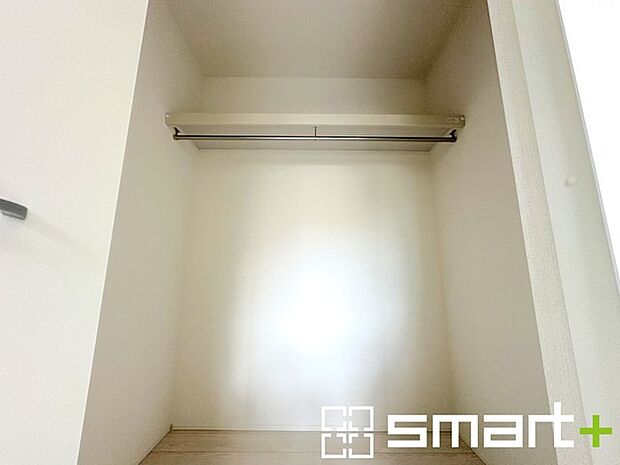 〜憧れのウォークインクローゼット〜 ・居室にウォークインを設ける事で季節ものや趣味の用具などもスッキリと収納可能です。 ・ぜひ現地でその便利さをご体感くださいませ。 