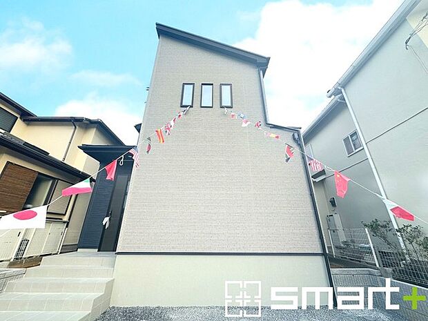 〜モダンな印象を与える外観〜 ・シックな色彩の2トーンカラーを採用する事でモダンでお洒落な印象の外観となっております。 ・毎日家に帰ってくることが誇らしくなる高級感のある仕様。 