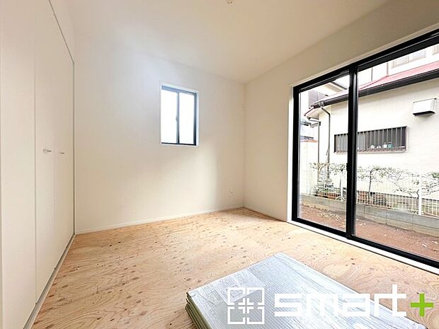 〜「和みの部屋」和室をご用意〜 ・ゴロンと寝転がったり、お子様のいるご家庭ではお子様を寝かしつけたり、などご活用いただける和室をご用意。 ・やはり畳の香りは心が落ち着きますね。 