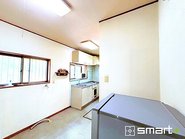 ～リビングを有効活用～ ・キッチンは対面式ではなく壁側にございますので、お部屋の中の空間を有効活用できます。 ・現地ではぜひ家具の配置などもイメージしながらご見学くださいませ。
