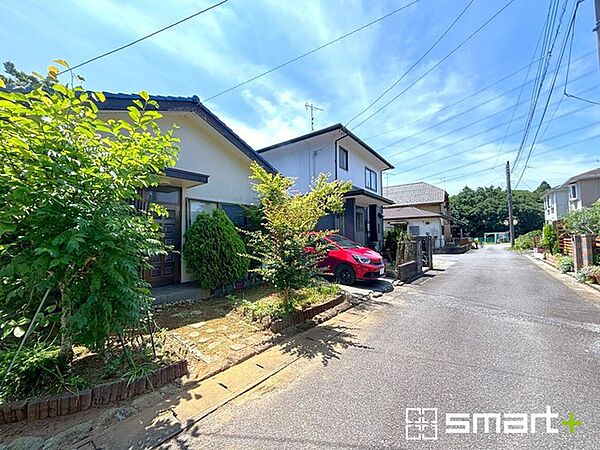 ～お庭もある余裕の敷地～ ・お庭もご用意。お庭があるだけで余裕を感じますね。 ・防草シートや人工芝の敷設などのオプションもお気軽にご相談くださいませ。