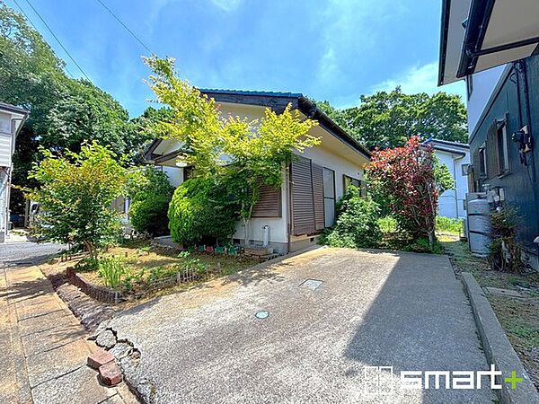 ～閑静な住宅街の立地～ ・周辺は閑静な住宅街となっておりますので、静かな暮らしをご実現いただけます。 ・前面道路の交通量も多くないので、小さなお子様がいるご家庭でもご安心ですね。