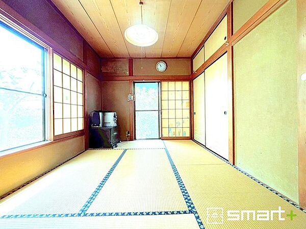 ～収納豊富な洋室～ ・各居室に備え付けの収納をご用意。タンスなどを置く場合と比べ出っ張らないので部屋の中を有効のご活用いただけます。 ・収納の広さなどぜひ現地でご確認くださいませ。