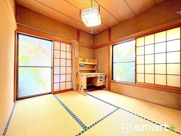～2面採光の明るいお部屋～ ・和室は2面採光とする事で穏やかな陽の入る明るい空間となっております。 ・くつろぎのプライベート時間を明るい空間で穏やかにお過ごしいただけます。
