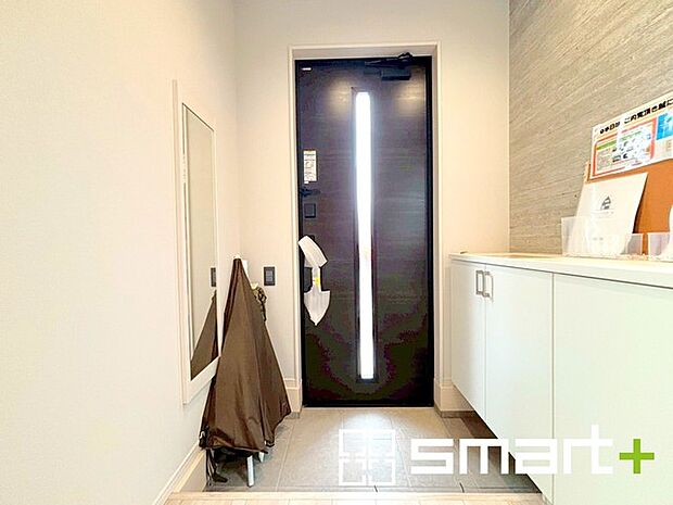 〜穏やかな陽が入る玄関〜 ・玄関ドアにガラス部分を設ける事で穏やかな陽の入る玄関になります。 ・備え付けのシューズボックスはたっぷりしまえて玄関がスッキリ片付きますね。 