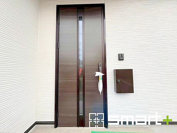 ~お住まいの顔「玄関」~ ・玄関ドアの上にはもちろん軒がございますので、雨の日でも濡れずに鍵の開閉が可能です。 ・鍵は防犯性に優れたディンプルキーを採用。