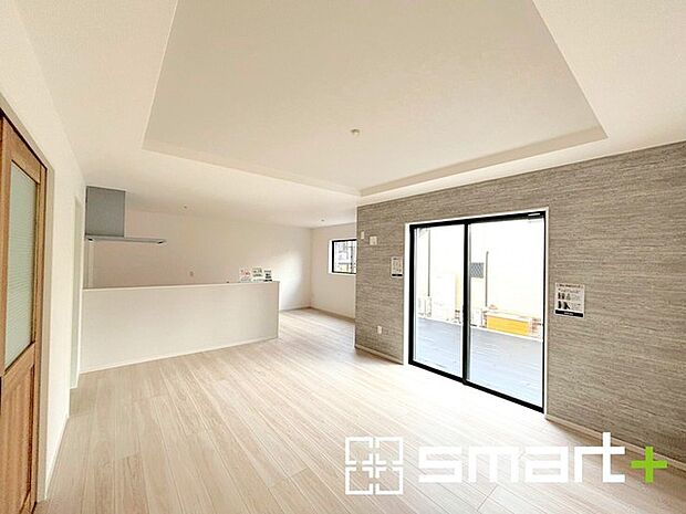 ~穏やかな陽の入るLDK~ ・大きな窓のあるLDKは陽当りも良好で明るい空間となっております。 ・ご家族団らんなど過ごす時間の多いLDKが明るいのは嬉しいポイントですね。