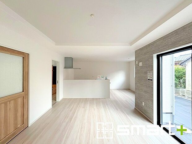 〜折り上げ天井のあるＬＤＫ〜 ・一部天井を高くする折り上げ天井を配する事で縦への空間が生まれ、開放感のある広々とした仕様に。 ・ぜひ現地でその魅力をご体感くださいませ。 