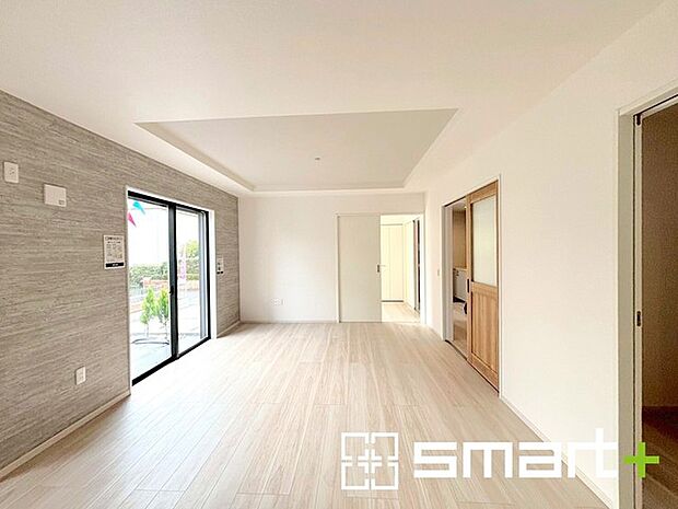 〜家族団らんにピッタリのＬＤＫ〜 ・穏やかな陽だまりに包まれる居心地の良いＬＤＫは、ご家族が自然と集まる憩いのスペース。 ・隣接する洋室を開放すると23帖超の広々とした空間になります。 