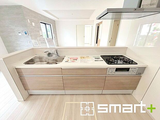 〜人気のカウンターキッチン〜 ・キッチンには余計な柱が無いので、リビングが見渡せ開放感のある造りとなっております。 ・蛇口には浄水器が内蔵されるなど機能面でも優れたキッチンです。 