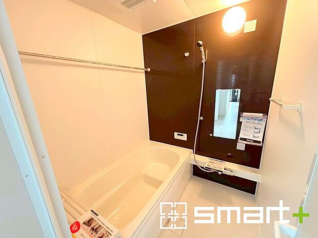 〜浴室乾燥機付きの浴室〜 ・浴室には乾燥機が付いているので雨の日でも洗濯物を干すことが可能です。 ・水はけの良い床材など機能面も充実。マイクロバルなどオプションもご相談くださいませ。 