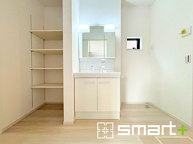 ~収納も充実の洗面所~ ・洗面所にはリネンスペースを設ける事でタオルや洗剤などの置場にも困りません。 ・意外とリネンスペースがある物件は少ないので、ぜひ現地でその魅力をご確認ください。