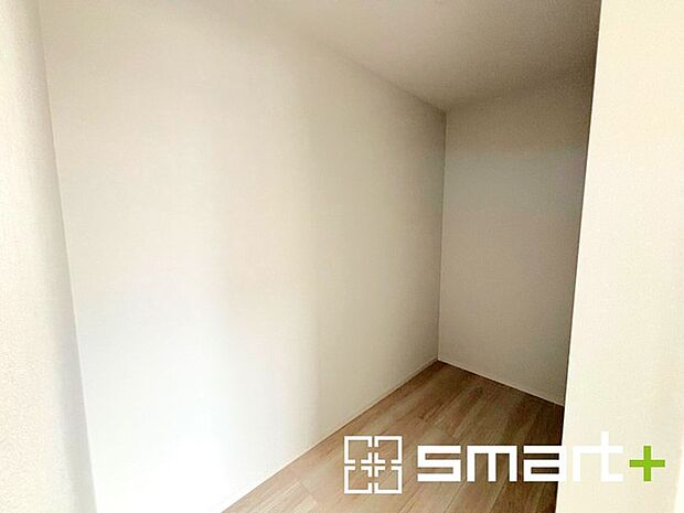 ~本格的な広さのウォークイン~ ・しっかりとした広さのウォークインクローゼットを設けた仕様。 ・よくある小さめのウォークインは実際には収納力弱めですが、これだけ大きいと十分な収納力です。